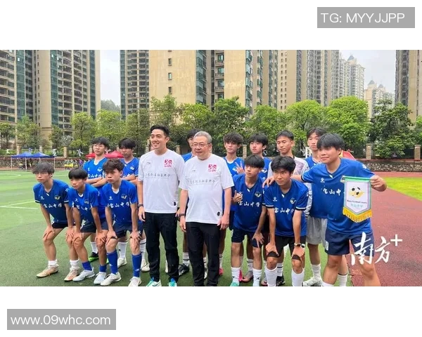 足球球星观看中国小男孩踢球视频并给予高度评价，展现体育精神与国际友谊